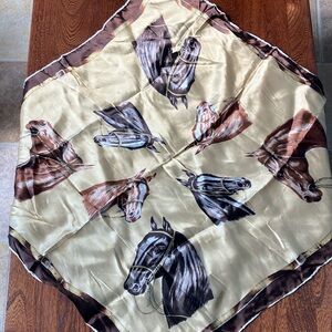 Beautiful Equine-Themed Scarf 🐴🐴